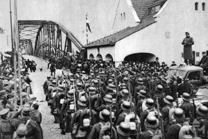 Bevonulás Komáromba át a hídon.