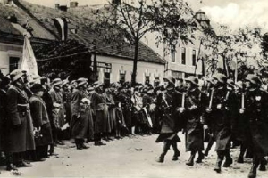 Bevonulás Párkányba.